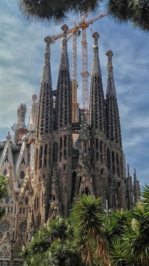 Wenn es eine Kirche gibt, die auf dieser Welt wirklich einzigartig ist, dann ist es die Sagrada Familia, im Herzen von Barcelona. Der geniale Architekt Antoni Gaudi hat die Kirche geplant, mit dem Bau wurde 1883 begonnen und wie man sieht, sie ist bis heute noch nicht fertig.